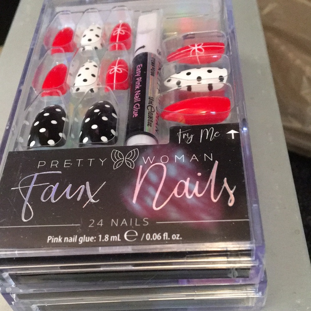 Pretty Woman Holiday 24 Press on Nails w glue